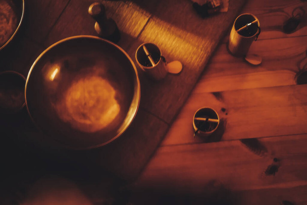 Прекрасная тибетская чаша готова к медитативной музыке - Фото, изображение