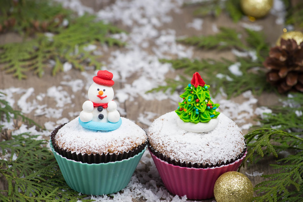 cupcake festif avec arbre de Noël et bonhomme de neige
 - Photo, image