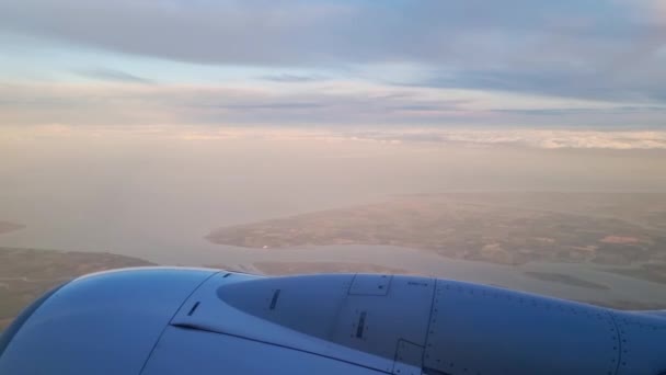 Красивый вид из окна летающего самолета на землю и океан или море. Современные самолеты, безопасные двигатели - Кадры, видео