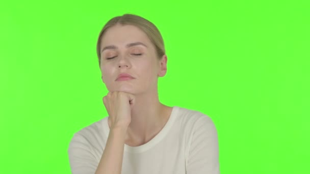 Casual νεαρή γυναίκα βήχει σε πράσινο φόντο  - Πλάνα, βίντεο