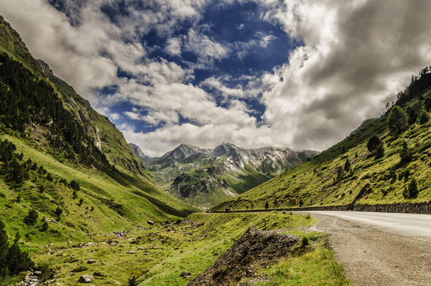 Koryta drogi Pirenejach góry - Zdjęcie, obraz