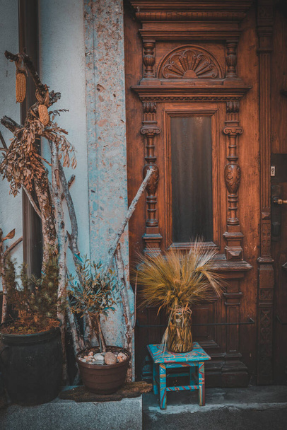 Rural decoration of front door. Cozy vintage things, aesthetic photo - Foto, Imagem
