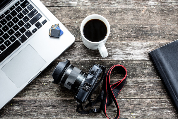 Laptop, digitális fényképezőgép és egy csésze kávé. - Fotó, kép