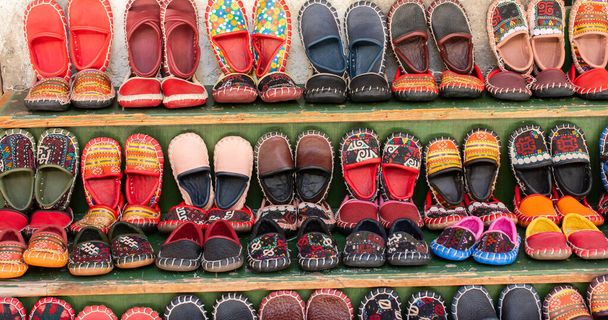 Набор традиционных кожаных туфель ручной работы на базаре - Фото, изображение