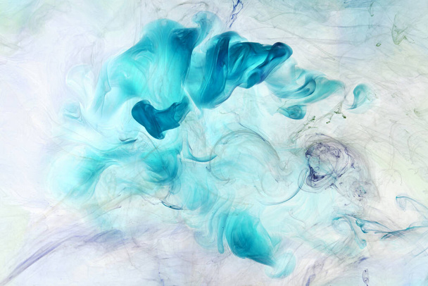 Niebieski wielokolorowy dym abstrakcyjne tło, farba akrylowa podwodna eksplozja - Zdjęcie, obraz