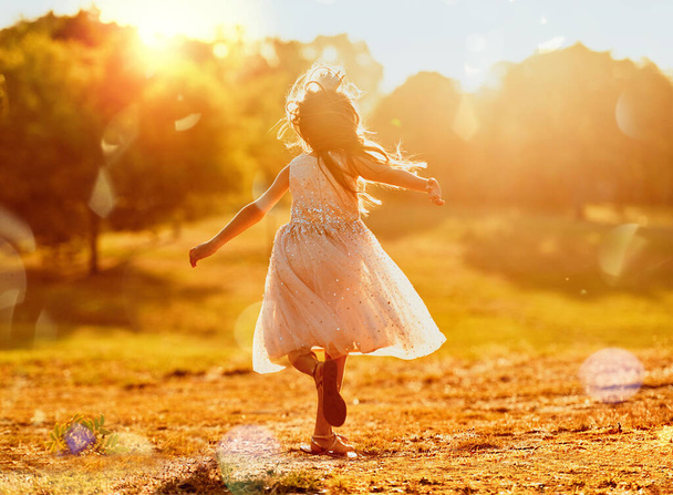 Я хочу бути дитиною вічно. чарівна маленька дівчинка грає на відкритому повітрі
 - Фото, зображення