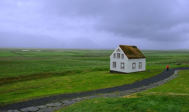 Lonely standing rural house in the boundless expanse of Iceland - Foto, afbeelding