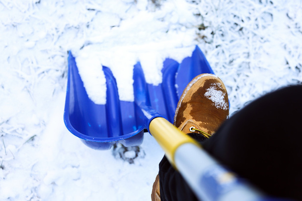 Працівник на вулиці, лопата снігу
 - Фото, зображення