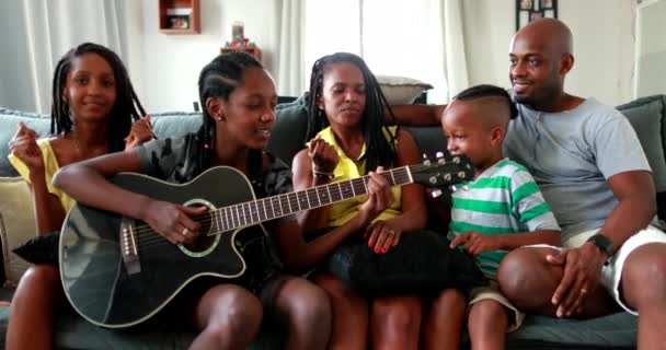 Casual famiglia africana nera legame thogether attraverso la chitarra musicale. Figlia suonare strumento musicale  - Filmati, video