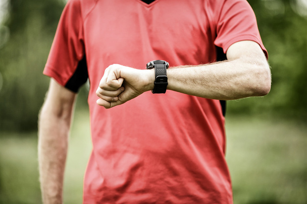 Běžec, sportovní nebo elegantní při pohledu na hodinky kontrolu tepu nebo gps - Fotografie, Obrázek