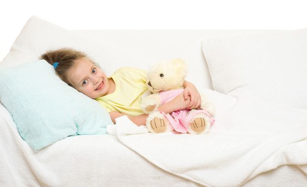 kleines Mädchen im Bett - Foto, Bild