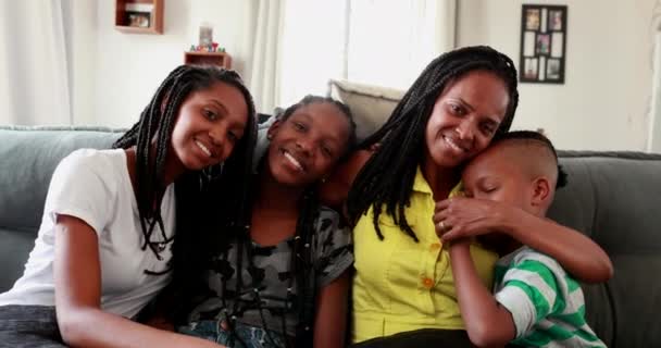 Black African mother and teen daughters and little boy son together at home sofa - Filmagem, Vídeo