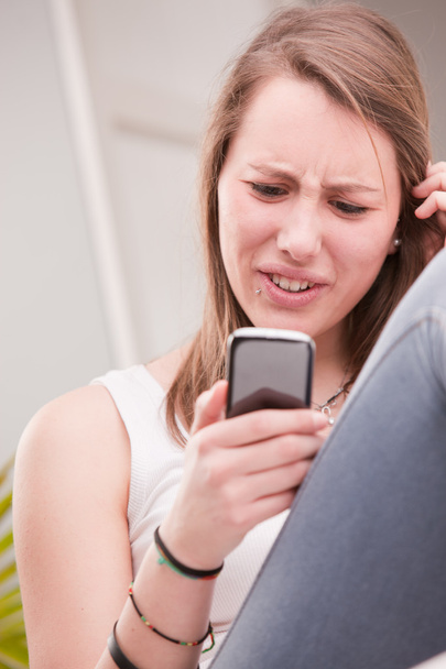 девушка расстроена чем-то по телефону
 - Фото, изображение