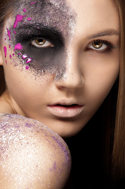 Retrato de una joven con maquillaje artístico
 - Foto, Imagen