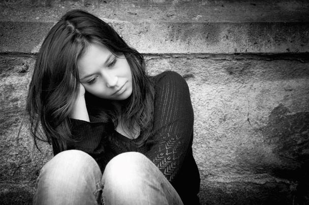 Adolescente regardant réfléchi sur les problèmes
  - Photo, image