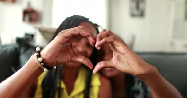 Karışık ırk anne ve kız ellerle kalp sembolü yapıyorlar. - Video, Çekim