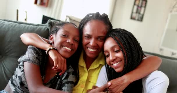 Madre nera e figlie adolescenti in posa insieme. persone reali candide - Filmati, video