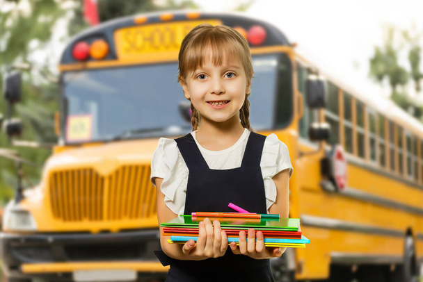 Χαμογελώντας ενεργό άριστη καλύτερος μαθητής μαθήτρια κρατώντας βιβλία και πηγαίνοντας στο σχολείο φορώντας τσάντα. - Φωτογραφία, εικόνα
