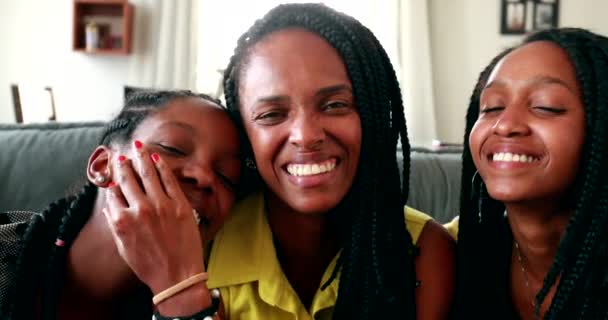 Felice madre africana posa con figlie adolescenti insieme sorridente. - Filmati, video