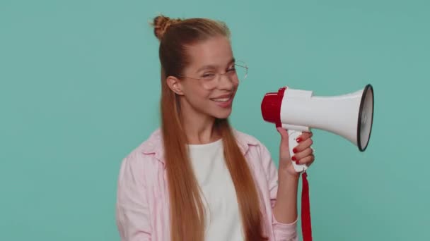 Pretty teen girl talking with megaphone, proclaiming news, loudly announcing advertisement, warning using loudspeaker to shout speech. Child kid scream in megaphone announces discounts sale Hurry up - Filmmaterial, Video