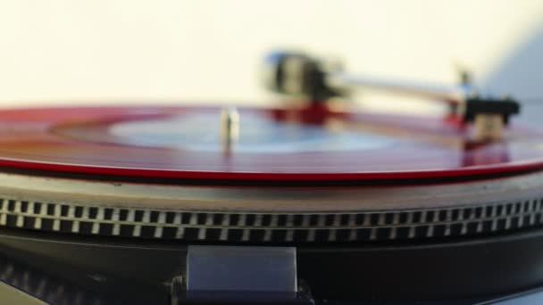 old Red vinyl record with clipping path. DJ Turntable with Vinyl Record, Playing, Top View. Close up at the needle on turntable - Metraje, vídeo