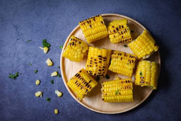 corn food, γλυκό καλαμπόκι μαγειρεμένο σε μαύρο φόντο, ώριμα καλαμπόκι cobs ψητό γλυκό καλαμπόκι για φαγητό vegan δείπνο ή σνακ - top view - Φωτογραφία, εικόνα