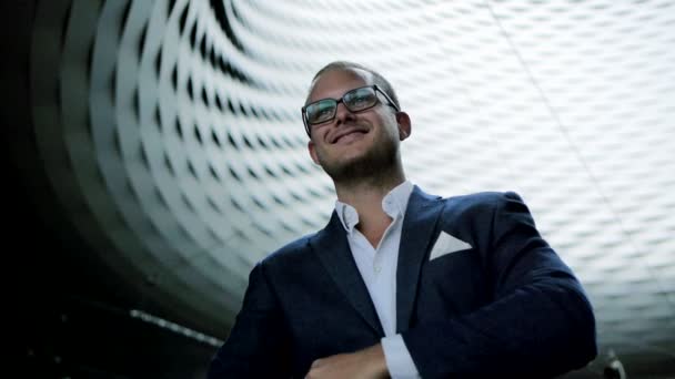 Νέος επιχειρηματίας σε γυαλιά και κοστούμι χειραψία με τον συνάδελφό του - Πλάνα, βίντεο