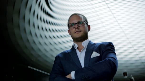 Young  businessman in glasses and suit explaining - Filmagem, Vídeo