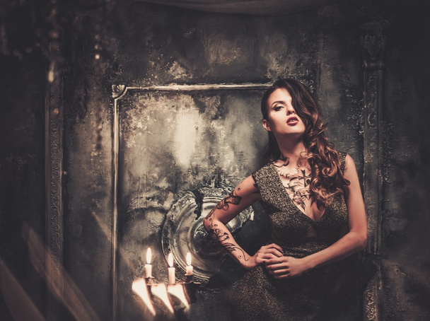 Mujer tatuada en el viejo interior espeluznante
 - Foto, Imagen
