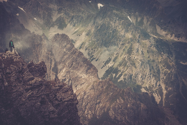 περιηγητής σε μια κορυφή ενός βουνού - Φωτογραφία, εικόνα