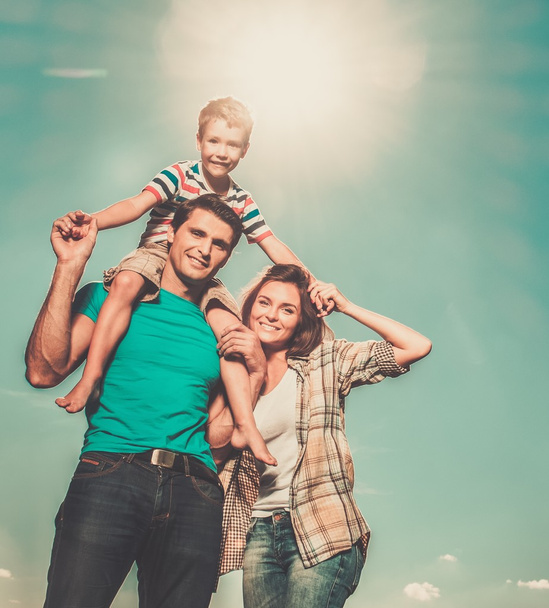 Семья со своим ребенком на открытом воздухе
 - Фото, изображение