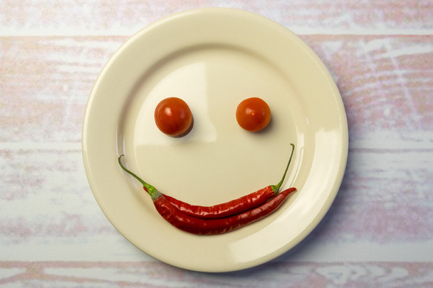 weißer runder Teller mit Smiley-Gesicht - Foto, Bild