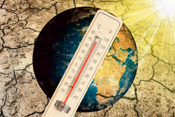 Термометр, планета Земля и засуха - Фото, изображение