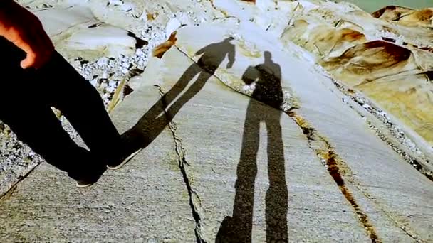 Két férfi túrázók kő rock séta árnyékában - Felvétel, videó