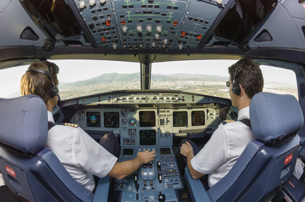 Dois pilotos no cockpit
 - Foto, Imagem