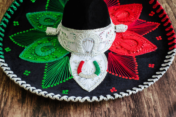 Мексиканський капелюх на дерев'яному столі. Типовий мексиканський капелюх з кольорами прапора.. - Фото, зображення