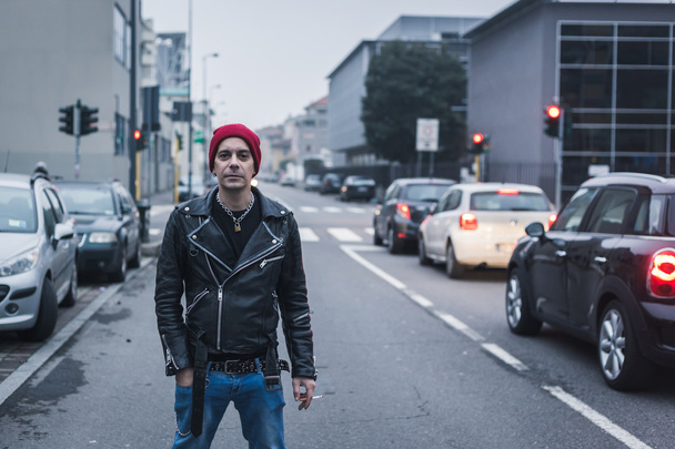 Punk guy posing in the city streets - Foto, Bild