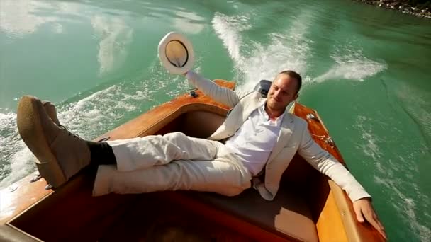 Man rijden op een boot - Video