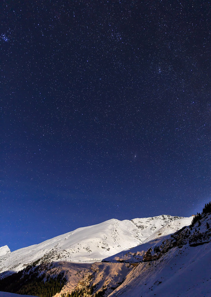 Τοπίο με βουνά και το μπλε του ουρανού στην χειμωνιάτικη νύχτα - Φωτογραφία, εικόνα