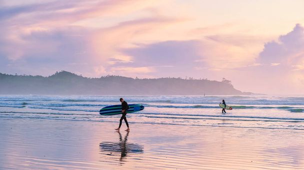 Tofino Vancouver Island Pacific rim coast, surfers with surfboard during sunset at the beach, surfers silhouette Canada Vancouver Island Tofino Vancouver Islander Island - Fotoğraf, Görsel