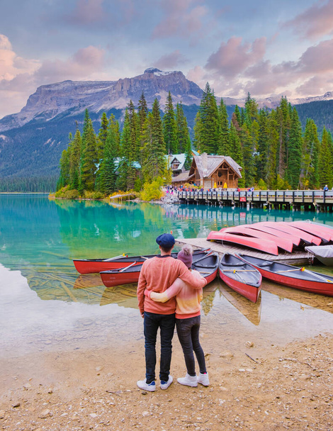 Emerald lake Yoho national park Canada British Colombia. beautiful lake in the Canadian Rockies during the Autumn fall season. Couple of men and women standing by the lake - Fotoğraf, Görsel