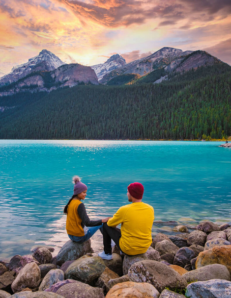 Національний парк Луїза Канадська Скеляста Банф, красива осінь Озеро Луїза в Банф національному парку в Скелястих горах Альберти Канада. Молоді чоловіки і жінки, які відвідують озеро Луїз. - Фото, зображення