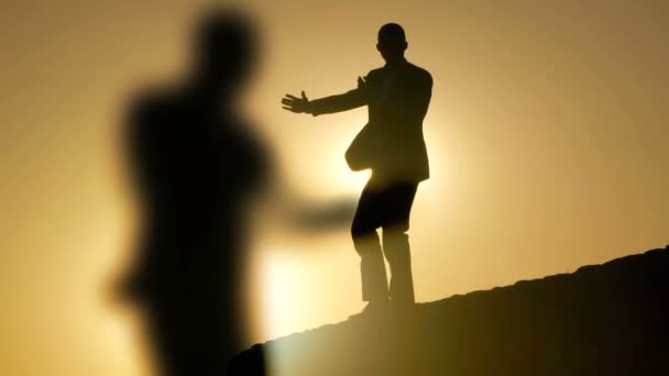 Muž shadow box při západu slunce - Záběry, video