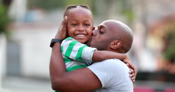 Miłość i uczucie ojca i syna. Czarna afrykańska rasa. Tata i dziecko przytulają się - Materiał filmowy, wideo