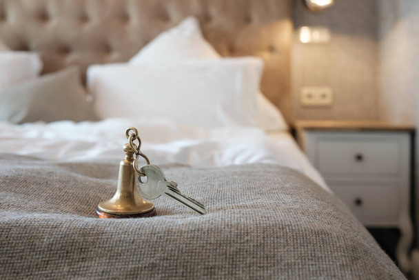 Schlüssel zum Hotelzimmer liegt auf dem Bett im Appartement - Foto, Bild