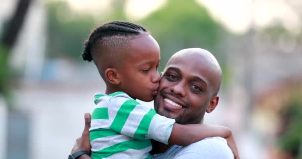 Miłość i uczucie ojca i syna. Czarna afrykańska rasa. Tata i dziecko przytulają się - Materiał filmowy, wideo