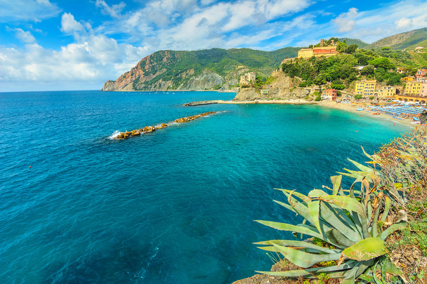 Monterosso Al Mare aldeia na costa de Cinque Terre, Itália, Europa
 - Foto, Imagem