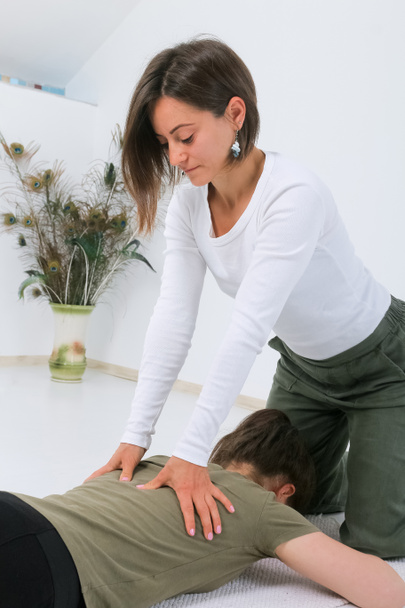 Adolescente recebendo massagem Shiatsu da massagista Shiatsu - Foto, Imagem
