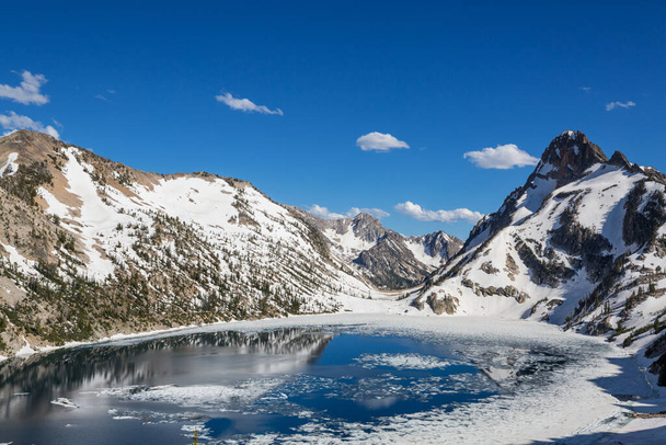 Λίμνη Serenity στα βουνά κατά τη θερινή περίοδο. Όμορφα φυσικά τοπία. - Φωτογραφία, εικόνα