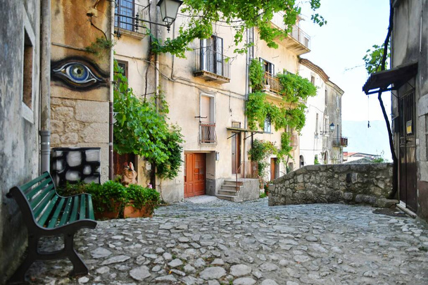 A narrow street between the old houses of Guardia Sanframondi, a village in the province of Benevento, Italy. - Foto, Imagem